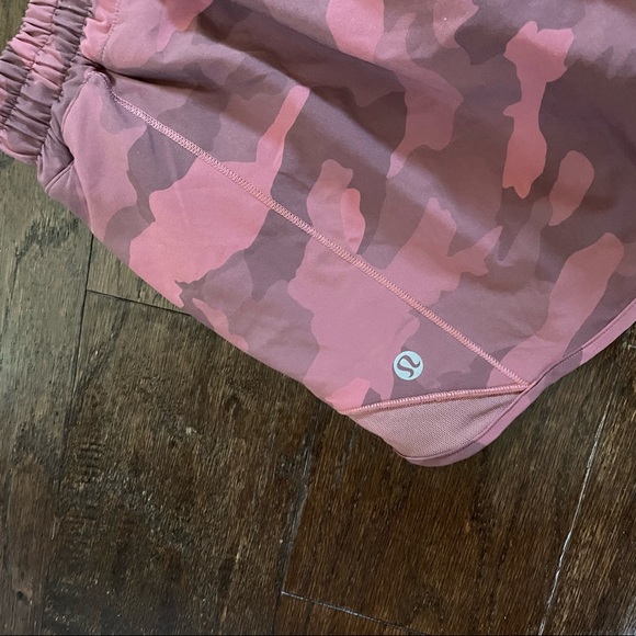 Lululemon pink camo shorts size 6 - Picture 4 of 5